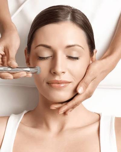 HydraFacial Treatment in Bhopal being performed for deep skin cleansing, hydration, and skin rejuvenation by Dr. Prerna Sharma, Dermatologist and Skin Specialist in Bhopal.